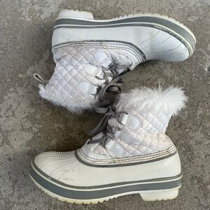 Stylish Quilted Winter Boots with Faux Fur